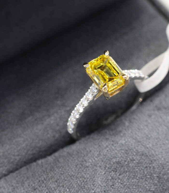 Emerald Fancy Diamond 18k白 Ring